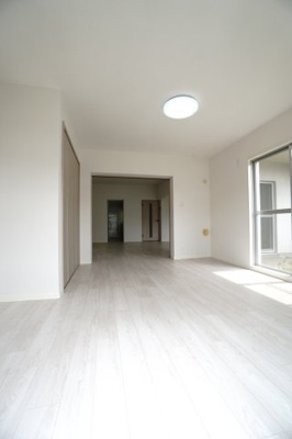 【洋室】 | 【リノベ済】パルコープ長束1F | 【洋室約7.8帖】
たっぷり収納！
コートやスーツだけでなく、収納棚を中にしまえば
ニットやパンツも中にしまえて
お部屋をすっきりとお使いいただけます！
お部屋のコーディネートと幅が広がります♪