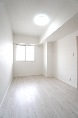 【洋室】 | 【リノベ済】パルコープ長束1F | 【洋室約5.1帖】
居室にはクローゼットを完備。
自由度の高い家具の配置が叶うシンプルな空間です。
お子様の成長と人数と共に必要になる
子供部屋にもぴったりの間取りですね。