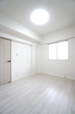 【洋室】 | 【リノベ済】パルコープ長束1F | 【洋室約4.9帖】
在宅勤務・リモートワークの書斎や、
趣味やくつろぎのスペースとしても。
家族と一緒に楽しい時間を過ごす中にも、
一人でくつろげる時間と場所は特に良いですね。