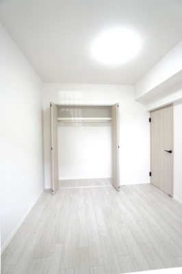 【洋室】 | 【リノベ済】パルコープ長束1F | 【洋室約4.9帖】
将来、ライフスタイルや家族構成が変わった時等、
第2子供部屋としても活用できそうですね！
勿論、壁掛けエアコンも取付が出来ますので、
快適な居室環境で過ごせそうです！