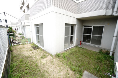 【庭】 | 【リノベ済】パルコープ長束1F | 【ガーデンスペース】
家庭菜園やガーデニングを楽しんだり、
お家グランピングができちゃったり！
また、散水栓もあるので子どもプールや
ペットを自由に遊ばせたり、リフレッシュもできますね！