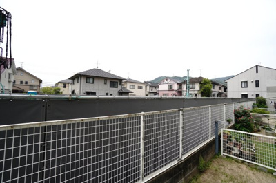 【展望】 | 【リノベ済】パルコープ長束1F | 【四季を感じる】
四季の移ろい・爽やかな青空や風を感じられ
自然を愉しめるパノラマビュー。
毎日の暮らしに余裕を感じさせてくれる、
遮る物の無い開放的な眺望を是非、ご堪能ください。