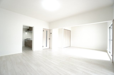 【居間・リビング】 | 【リノベ済】パルコープ長束1F | 【約16.3帖LDK】
 今回のリノベーションテイストは「マルチスタイル」
明るく開放的な空間を実現し、
清潔感やシンプルさを強調できるのが特長です！
また、オプションで4LDKへと変化もできる！！