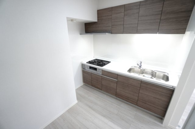 【キッチン】 | 【リノベ済】パルコープ長束1F | 【キッチンルーム】
独立型キッチンのメリットは、人目を気にせずに調理に集中できます！
来客時に手元や調理場を見られることなく調理ができ、
隣接するリビングやダイニングまで油や煙が広がりにくくなります。