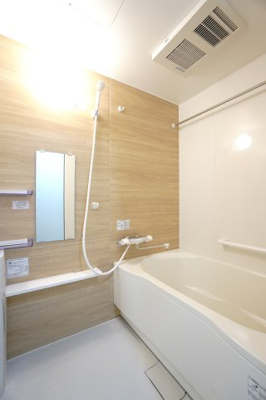 【浴室】 | 【リノベ済】パルコープ長束1F | 【システムバス】
ハウステック社製！
細かな凹凸がフロアに残る水を素早く広げ、
大きな水たまりをつくらずスピーディに乾燥。
翌朝にはカラッと！すべりにくいので
お子様やお年寄りの入浴も安心です。