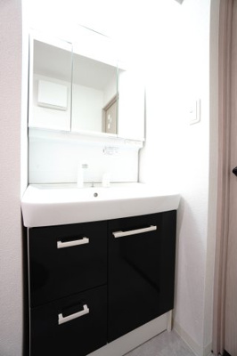 【独立洗面台】 | 【リノベ済】パルコープ長束1F | 【コスメカウンター】
フラット鏡がお掃除し易い3面鏡洗面化粧台！
鏡後ろ・下にも大容量の収納！
日常的に使う物も洗剤の詰替えなども
スッキリしまうことができます。
温水シャワー機能付き。