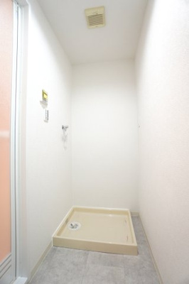 【独立洗面台】 | 【リノベ済】パルコープ長束1F | 【パウダールーム】
装着が楽なワンタッチ式の給水栓！
どの方向にも洗濯機を合わせやすいように、洗濯機パンを設置。
ドラム式の洗濯機も入るサイズですが、お手持ちのサイズが入るか要確認です！