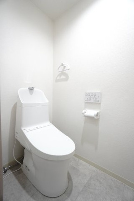 【トイレ】 | 【リノベ済】パルコープ長束1F | 【レストルーム】
TOTO社製！きれいをまもるせいけつトイレ！
お掃除はサッとひとふきで完了！
少ない水で、汚れをしっかり洗い流します。
手洗い機能付きで、もしもの時も慌てない！