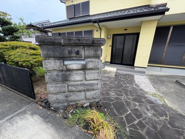 高岡本町戸建てのエントランス
