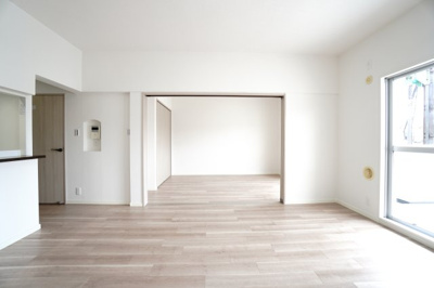 【居間・リビング】 | 【リノベ済】パルコープ長束2F | 【約14.1帖LDK】
デザインリフォームされた室内は
良い雰囲気になっております。
リノベーションで付加価値をプラスし、
ただの『住まい』ではなく『癒しのある空間』
に仕上がっております♪