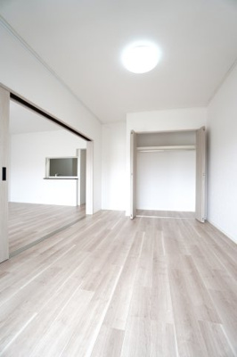 【洋室】 | 【リノベ済】パルコープ長束2F | 【洋室約6.0帖】
たっぷり収納！
コートやスーツだけでなく、収納棚を中にしまえば
ニットやパンツも中にしまえて
お部屋をすっきりとお使いいただけます！
お部屋のコーディネートと幅が広がります♪