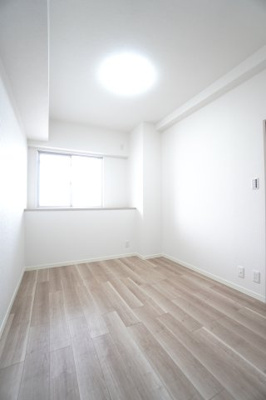 【洋室】 | 【リノベ済】パルコープ長束2F | 【洋室約5.1帖】
居室にはクローゼットを完備。
自由度の高い家具の配置が叶うシンプルな空間です。
お子様の成長と人数と共に必要になる
子供部屋にもぴったりの間取りですね。