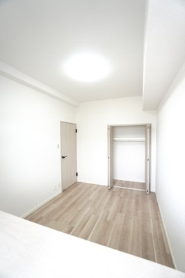 【洋室】 | 【リノベ済】パルコープ長束2F | 【洋室約5.1帖】
こども部屋をコーディネート！このぐらいの広さがあれば、 
お子さんの好きな色やモチーフを使ったコーディネートで、
勉強もお片付けも全部楽しいお気に入りの空間にしていけそうですね！