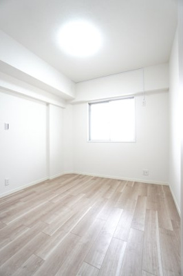 【洋室】 | 【リノベ済】パルコープ長束2F | 【洋室約4.9帖】
在宅勤務・リモートワークの書斎や、
趣味やくつろぎのスペースとしても。
家族と一緒に楽しい時間を過ごす中にも、
一人でくつろげる時間と場所は特に良いですね。