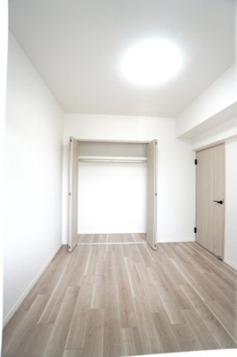 【洋室】 | 【リノベ済】パルコープ長束2F | 【洋室約4.9帖】
将来、ライフスタイルや家族構成が変わった時等、
第2子供部屋としても活用できそうですね！
勿論、壁掛けエアコンも取付が出来ますので、
快適な居室環境で過ごせそうです！