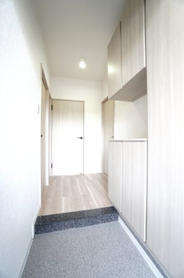 【玄関】 | 【リノベ済】パルコープ長束2F | 【玄関】
人を迎え入れる最初の場所だからこそ、
清潔感があり纏まった空間にして頂ける様に
ゆとりあるシューズBOXを設置しました。
お出掛けの時も帰った時も、
我が家を最初に感じでもらえる素敵な空間に