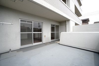 【バルコニー】 | 【リノベ済】パルコープ長束2F | 【ルーフバルコニー】
約24㎡ってどれだけ広いんでしょう。
お家グランピングが出来そうですね！
夜は、皆で寝っ転がって星空観賞会も良いかもです！
とにかく、夢が広がりますネ！