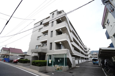 【外観】 | 【リノベ済】パルコープ長束2F | 【耐震性】
耐震性の高さを判断するポイントは、
建築確認申請日が1981年6月1日以降の
新耐震基準に適合しているかどうか。
震度６程度の大地震でも
建物が崩壊しないレベルが基準になりました。