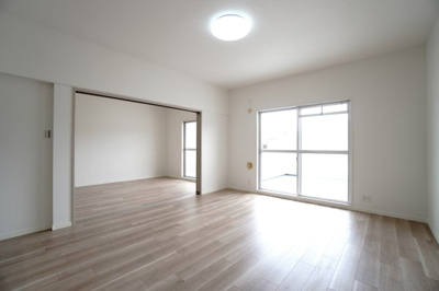 【居間・リビング】 | 【リノベ済】パルコープ長束2F | 【約14.1帖LDK】
すっきりした空間で、ゆったり暮らせ、
お気に入りの家具も映える、こだわりの住まいにできそうです。
また、家族構成やライフスタイルによって2LDKすることも可能。