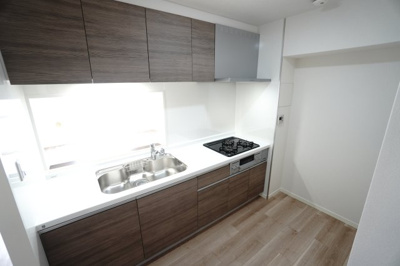 【キッチン】 | 【リノベ済】パルコープ長束2F | 【キッチンスペース】
今回のキッチンは料理をすることが楽しみになる心地よさで
家族みんなが使いたくなるようなワクワクいたします。
また、リビングから手元が見えないように配慮されたデザインも嬉しい♪