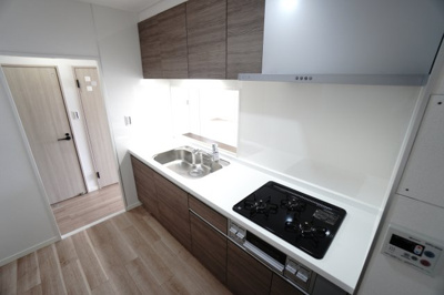 【キッチン】 | 【リノベ済】パルコープ長束2F | ☆キッチンの特徴☆
・ハウステック社製
・人口大理石ワークトップ
・浄水器一体型ハンドシャワー水栓
・すっきりジョイント（シンク継ぎ目）
・フラットスリムレンジフード
・シンク横にも38cmの作業台