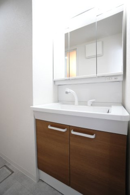 【独立洗面台】 | 【リノベ済】パルコープ長束2F | 【コスメカウンター】
TOTO社製Vシリーズ。
フラット鏡がお掃除し易い3面鏡洗面化粧台！
鏡後ろ、ボウル下にも大容量収納！
日常的に使う物も洗剤の詰替えなどもスッキリ収納。
エアインシャワー付き