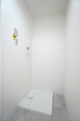 【独立洗面台】 | 【リノベ済】パルコープ長束2F | 【パウダールーム】
装着が楽なワンタッチ式の給水栓！
どの方向にも洗濯機を合わせやすいように、洗濯機パンを設置。
ドラム式の洗濯機も入るサイズですが、お手持ちのサイズが入るか要確認です！