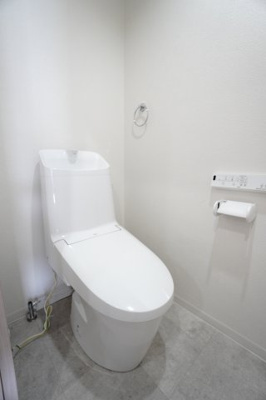 【トイレ】 | 【リノベ済】パルコープ長束2F | 【レストルーム】
LIXIL社製！
お掃除ラクラクと使いやすさを両立！
100年クリーン『アクアセラミック』を使用し
「ガンコな水アカ」も「汚物」もどちらも落とせる、
お掃除ラクラクな衛生陶器です。