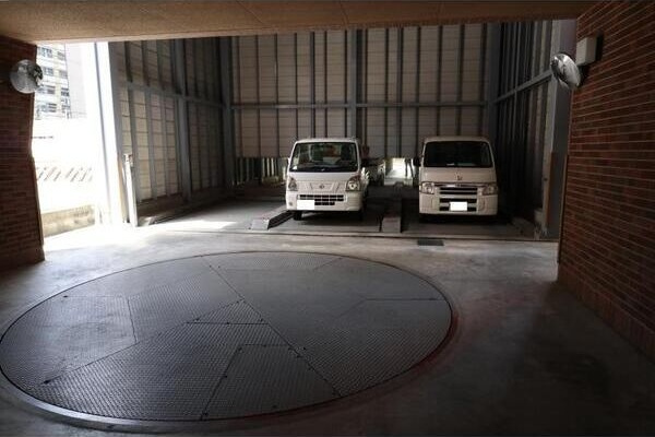 江坂OMパレスの駐車場