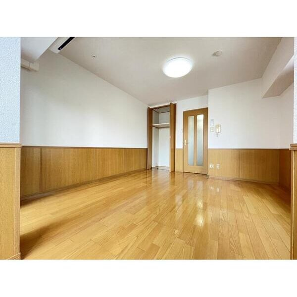 江坂OMパレスの居間・リビング