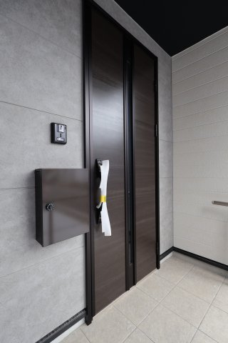 【玄関】 | 《仲介手数料無料》南区四谷１丁目1-10(全1戸)新築一戸建てLIGARE | 撮影日 2025年9月21日 10:30 晴れ