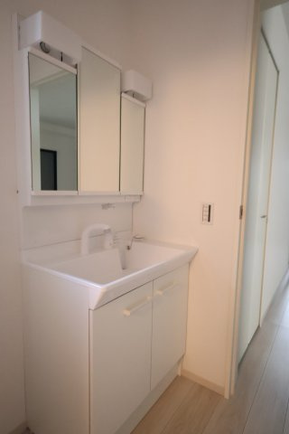 《仲介手数料無料》南区四谷１丁目1-10(全1戸)新築一戸建てLIGAREの独立洗面台|撮影日 2025年9月21日 10:30 晴れ