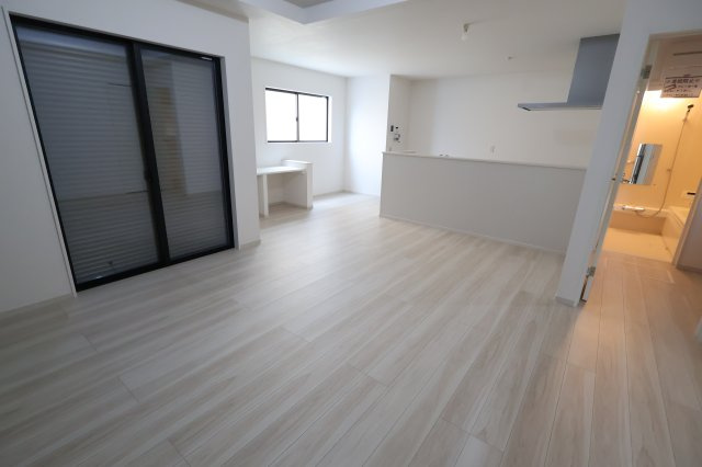 【居間・リビング】 | 《仲介手数料無料》南区四谷１丁目1-10(全1戸)新築一戸建てLIGARE | 撮影日 2025年9月21日 10:30 晴れ