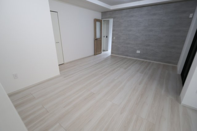 【居間・リビング】 | 《仲介手数料無料》南区四谷１丁目1-10(全1戸)新築一戸建てLIGARE | 撮影日 2025年9月21日 10:30 晴れ