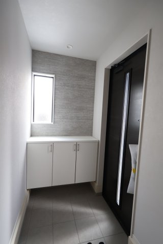 《仲介手数料無料》南区四谷１丁目1-10(全1戸)新築一戸建てLIGAREの玄関|撮影日 2025年9月21日 10:30 晴れ