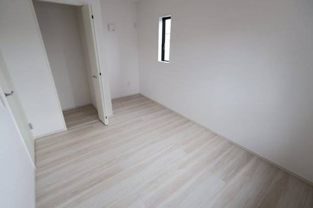 《仲介手数料無料》南区四谷１丁目1-10(全1戸)新築一戸建てLIGAREの洋室|撮影日 2025年9月21日 10:30 晴れ