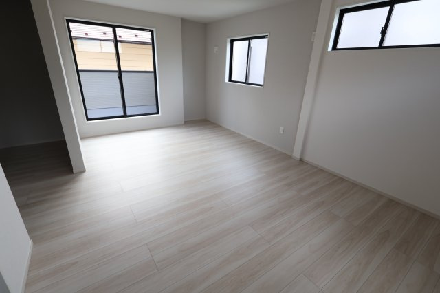 《仲介手数料無料》南区四谷１丁目1-10(全1戸)新築一戸建てLIGAREの洋室|撮影日 2025年9月21日 10:30 晴れ