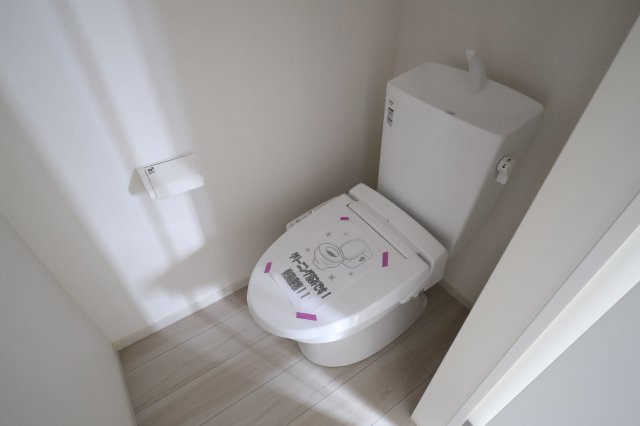 《仲介手数料無料》南区四谷１丁目1-10(全1戸)新築一戸建てLIGAREのトイレ|撮影日 2025年9月21日 10:30 晴れ