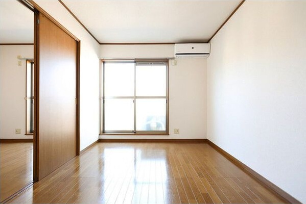 ウエストアップネオメゾンの居間・リビング