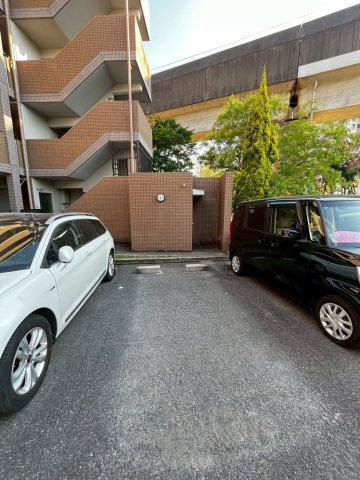 ヴェルデュール南茨木の駐車場