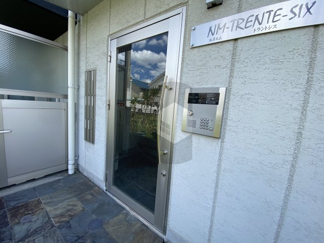 エヌエムトラントシスのエントランス