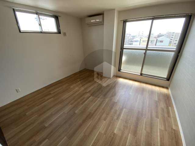 エヌエムトラントシスの洋室