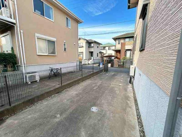 龍ケ崎市中根台５丁目　中古戸建ての前面道路含む現地写真|カースペースは2台完備。


