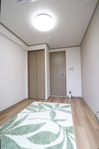 イーズ南春日丘の洋室