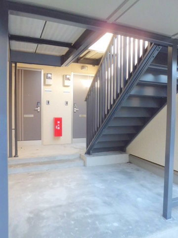 パルコ３のロビー|隣の居室とは水廻りと玄関の壁で仕切られている為、隣の生活音が伝わりづらいプランです