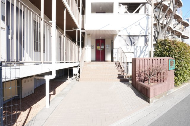 ライオンズマンション谷塚のエントランス