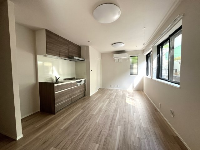 【居間・リビング】 | Mhaus | 窓が多く、気持ちの良い日差しの差し込むLDK