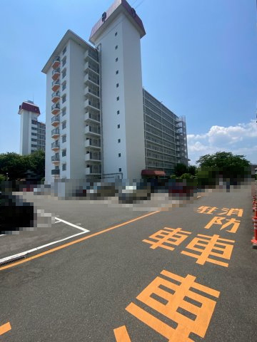 桂川ハイツ３号館の外観|敷地内道路も広々としております！