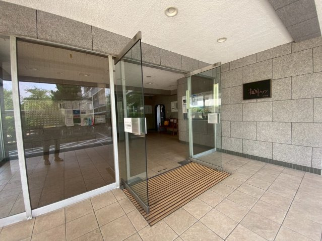 桂川ハイツ３号館のエントランス