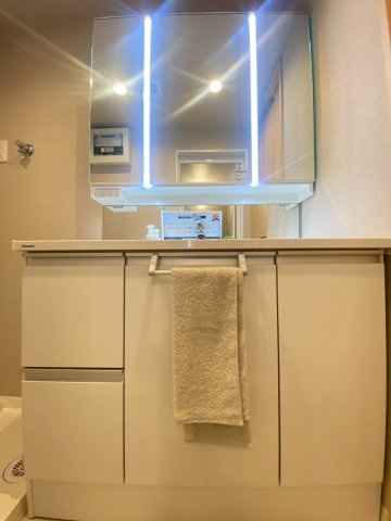 桂川ハイツ３号館の独立洗面台|収納たっぷりの洗面化粧台♪使い勝手のよい三面鏡タイプです(^^)/